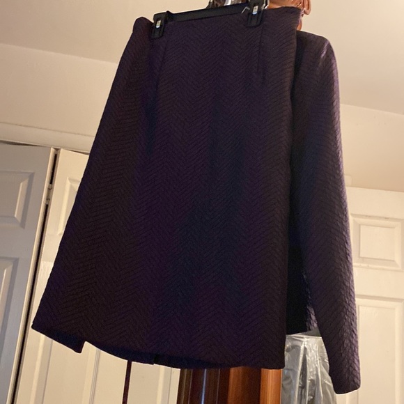 Brown design skirt suit very flattering - Picture 7 of 8